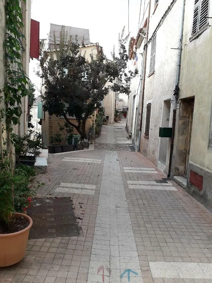 Maison De Village Bagnols-en-Foret 0*,